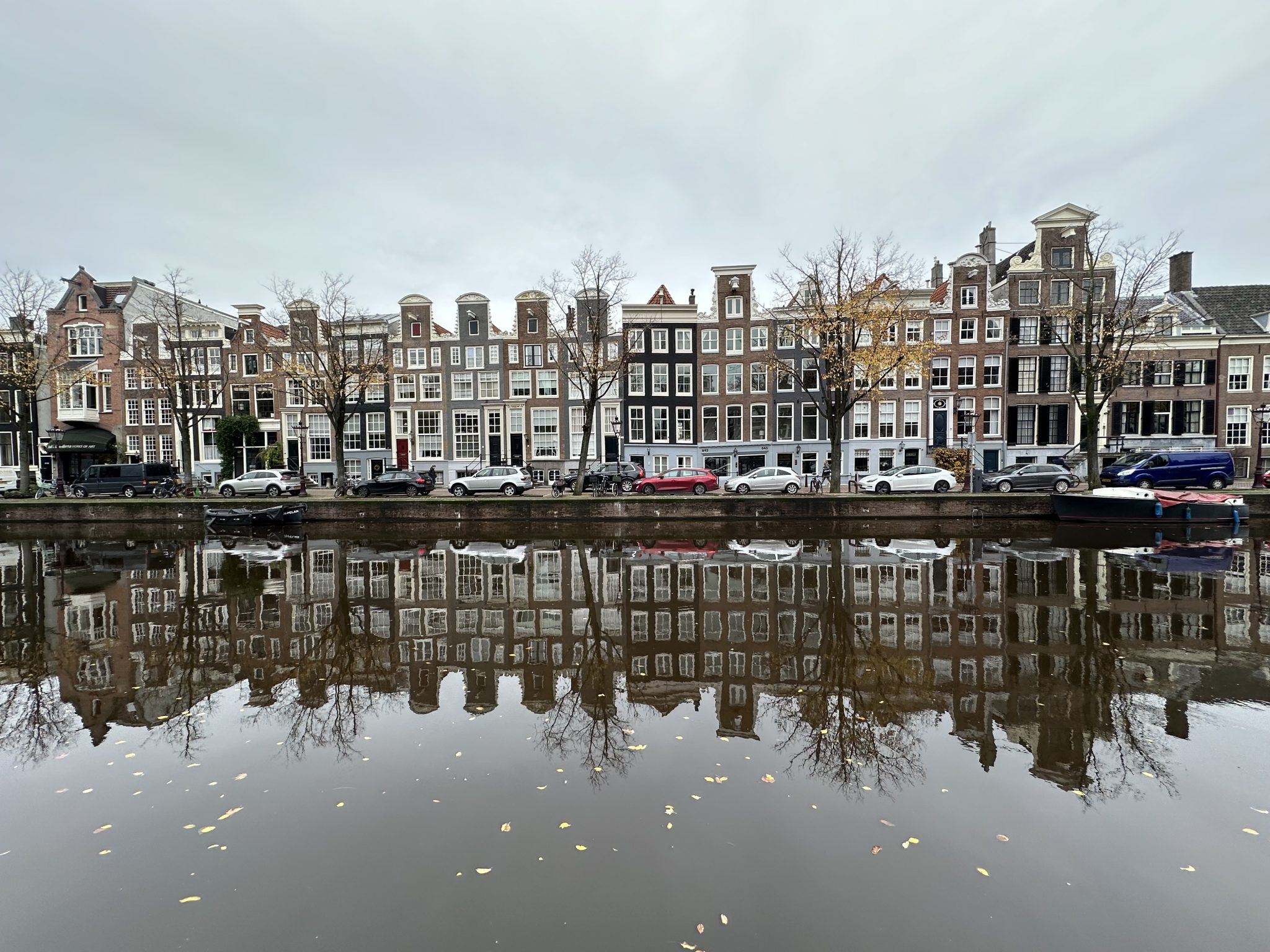 Amsterdamse grachtenpanden aan het water